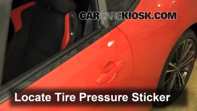 2013 Scion FR-S 2.0L 4 Cyl. Pneus et roues Vérifier la pression des pneus